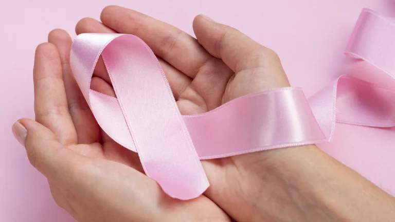 OUTUBRO ROSA: POR QUE FALAR DE SAÚDE DA MULHER PARA ALÉM DO CÂNCER DE MAMA?